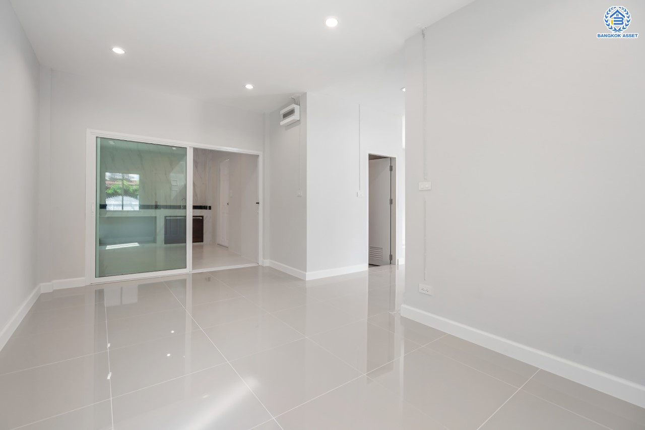 บ้านมือสองตกแต่งใหม่ คุณภาพแบรนด์ LH ม.ชลลดา บางบัวทอง เนื้อที่ 62 ตร.ว. ตกแต่งหรูหรา ฟังก์ชันจัดเต็ม 3 ห้องนอน 2 ห้องน้ำ จอดรถได้ 2 คัน พร้อม Facilities ครบ! บนทำเลคุณภาพ เชื่อมต่อได้หลายเส้นทาง ใกล้เซ็นทรัลเวสต์เกต และรถไฟฟ้า "สถานีบางพลู"